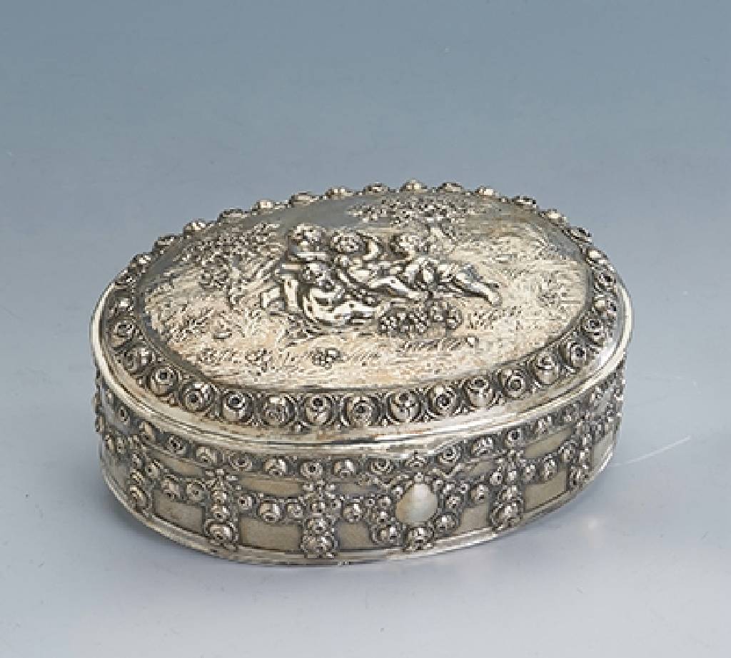 Deckeldose, wohl Hanau um 1900, 800er Silber, ca. 425 g, Puttenszene in idealisierter Landschaft, teilplastischer Rosendekor, ca. 16 x 12 cm