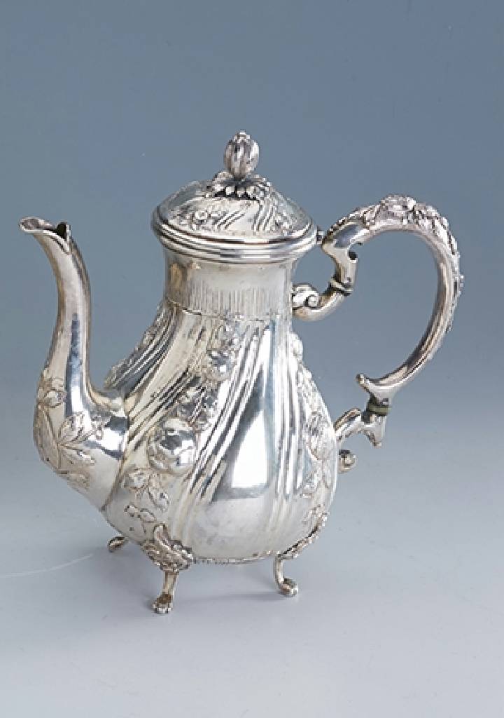 Kaffeekanne, wohl Hanau um 1910, 800er Silber, reich grav. und verz., mit Weinlaubdekor, auf vier Füßen stehend, H. ca. 23.5 cm, ca. 665 g, ...