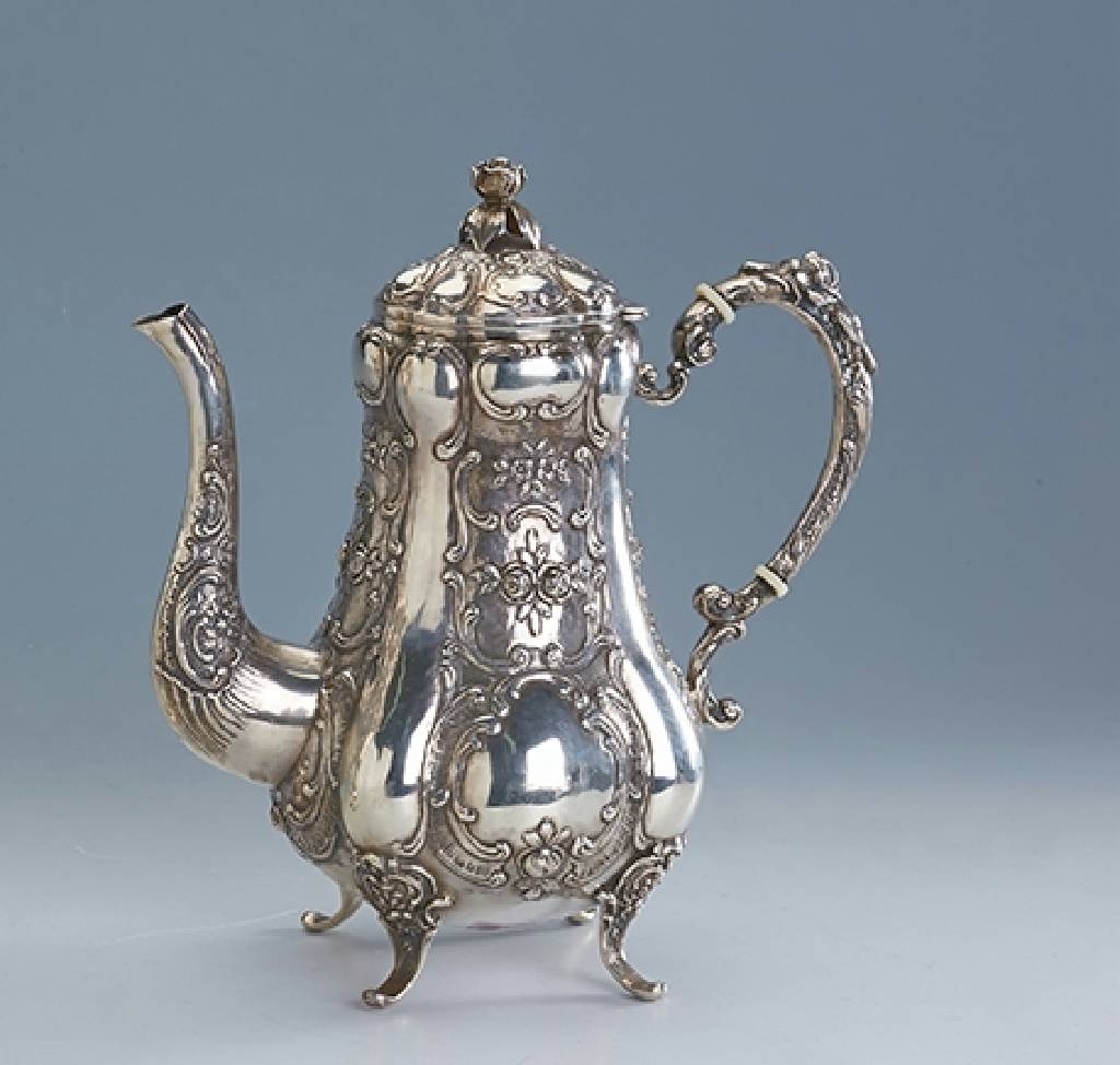 Kaffeekanne, deutsch um 1910, 835er Silber, ca. 1.025 g, Rokokostil, schwere Ausführung, Rocaillen- und Rosendekor, z.T. erhabene reiche ...
