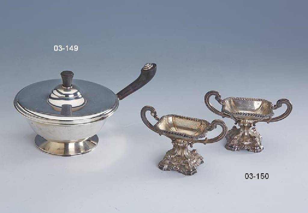 Paar Salzschälchen, um 1835/40, 13-lötiges Silber, 2 Tragehenkel, barocke Form, florale Verz., innenverg., H. ca. 6 cm