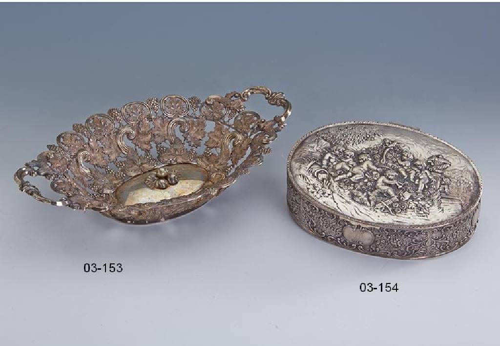 Anbietschale, deutsch um 1835/40, Silber geprüft, reicher halbplastischer Dekor mit Weinlaub und Weintrauben, Wandung durch- brochen gearbeitet, ...