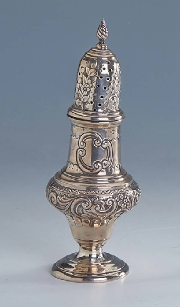 Zuckerstreuer, Sterling, Birmingham 1903, Meistermarke WA= William Atken, reich grav. imBarockstil, nachgestochen, H. ca. 19 cm, min. verbogen