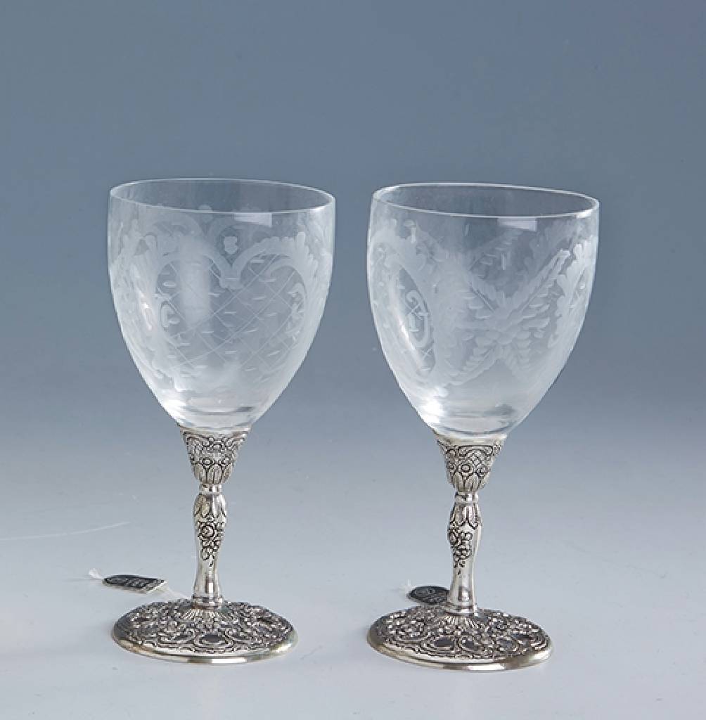 6 Weingläser, Glasaufsätze mit Ziergravurenauf Silberfüßen, 800er Silber, diese mit Durchbrucharbeit, floraler Dekor, gefüllt, H. ca. 14.3 cm