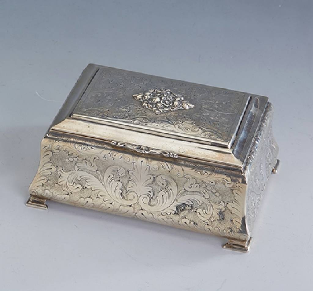 Deckeldose, Russland, 830er Silber, floraleVerzierung, reich graviert, Deckelrand 3-fach getreppt, auf 4 Füssen stehend, ca. 14.5 x x 5 x 11 cm, ...