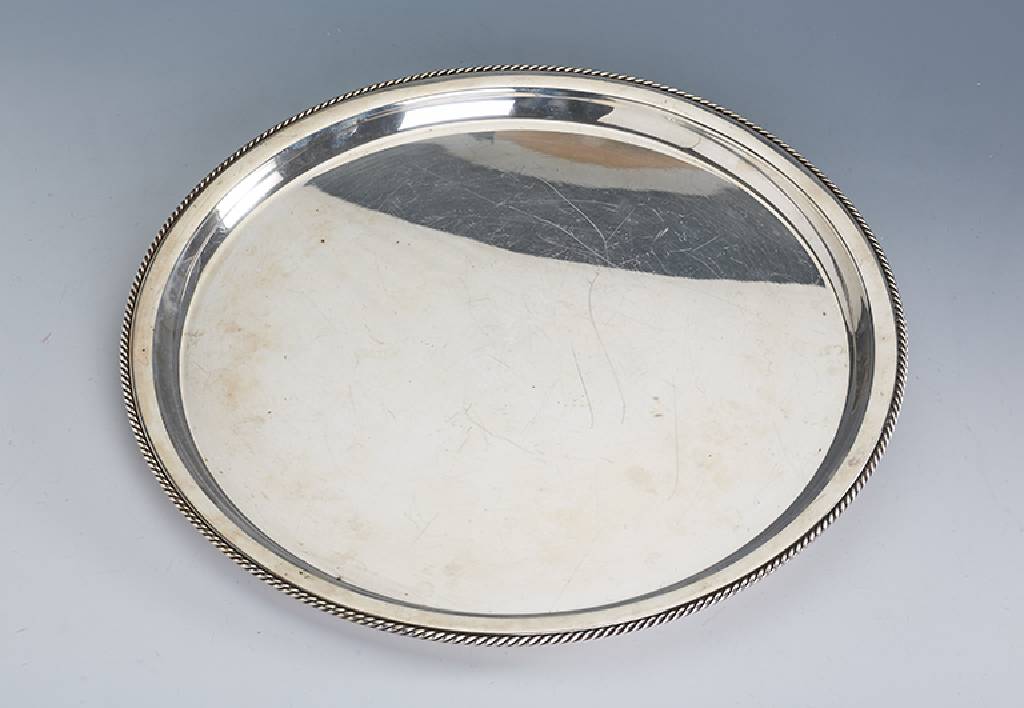 Rundes Silbertablett, deutsch, 925er Silber, ca. 1070 g, Emil Hermann/Waldstetten, Kordelrandverz., D. ca. 37 cm