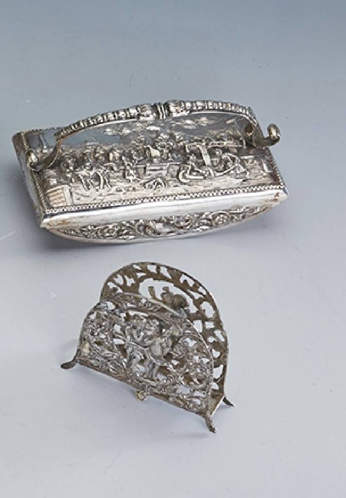 Schreibtischset, 800er Silber, deutsch/ Niederlande um 1900, best. aus Löschwiege mit niederl. Szene und Briefhalter mit Puttodarstellung