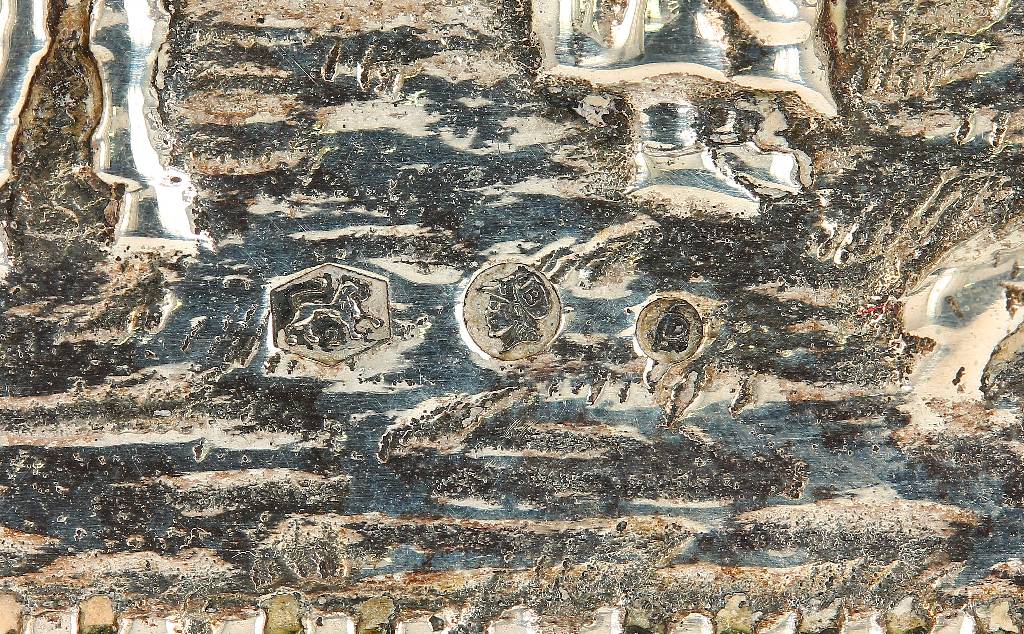 Detail a: Schreibtischset, 800er Silber, deutsch/ Niederlande um 1900, best. aus Löschwiege mit niederl. Szene und Briefhalter mit Puttodarstellung