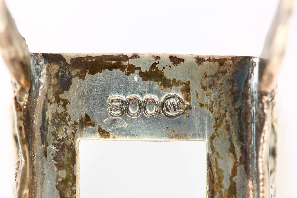 Detail b: Schreibtischset, 800er Silber, deutsch/ Niederlande um 1900, best. aus Löschwiege mit niederl. Szene und Briefhalter mit Puttodarstellung