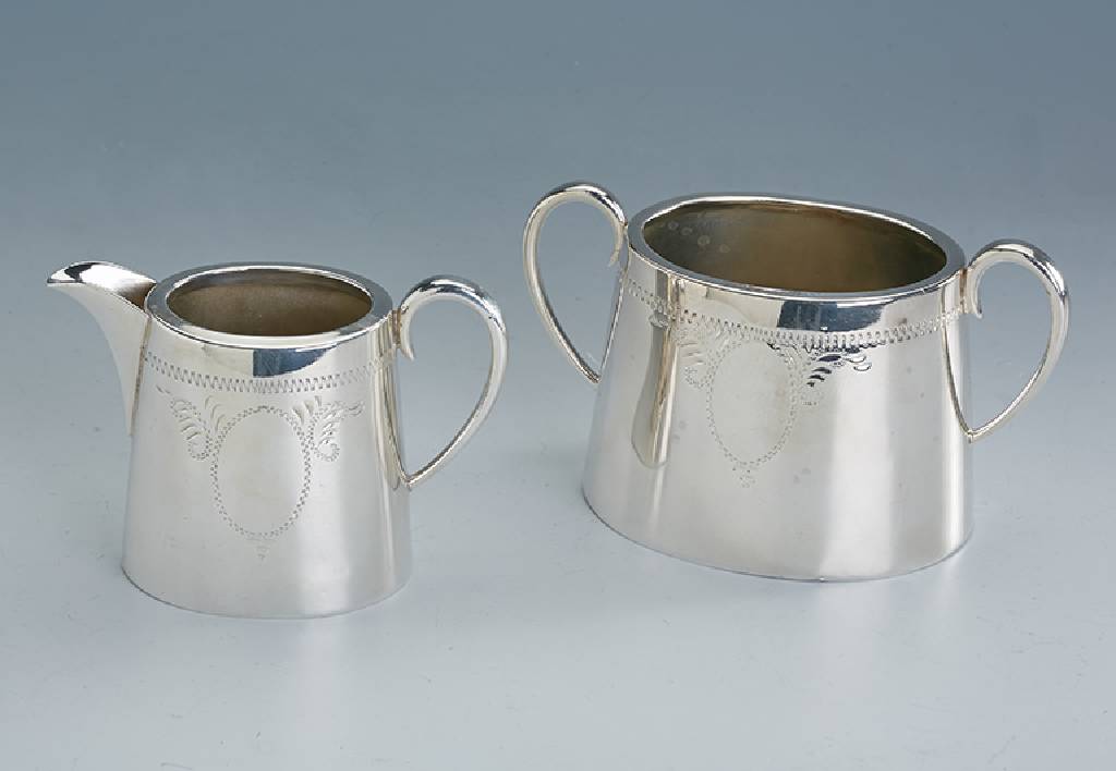 Zuckerschale und Sahnegießer, England/Sheffield um 1900, Metall versilbert, art & craft, Jugendstil, graviert,Zierband und Rosetten, Kartuschen ...