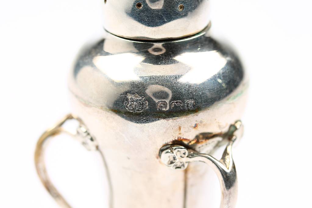 Detail a: 2 Gewürzstreuer, reiner Jugendstil, England um 1907, Sheffield, 925er Silber, H ca. 9 cm