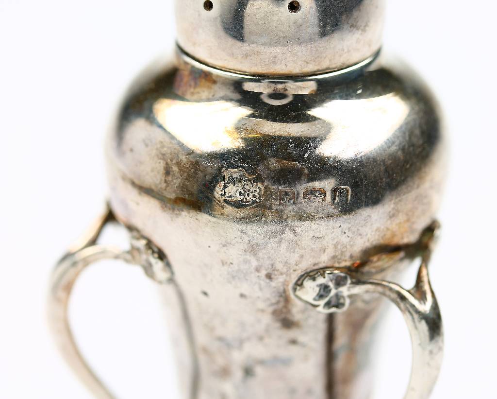 Detail b: 2 Gewürzstreuer, reiner Jugendstil, England um 1907, Sheffield, 925er Silber, H ca. 9 cm