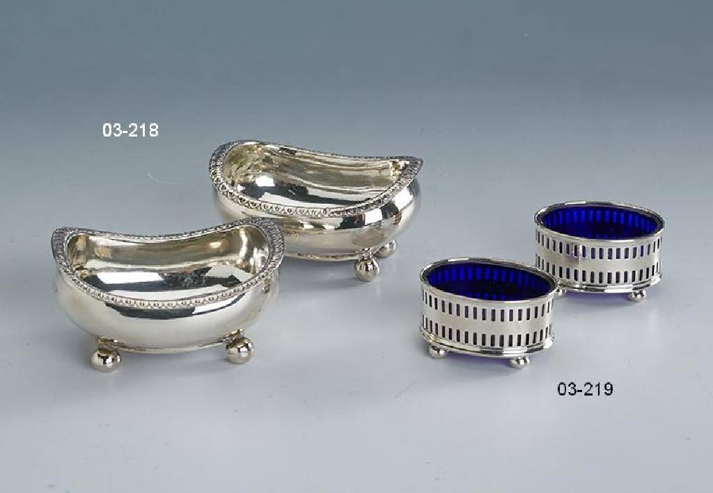 Gewürzschälchen, London 1820/30 Sterling- silber, klassizistisch, Einschlag 2. Barock, Akanthusbandverzierung, auf Kugel- füßen stehend, ...