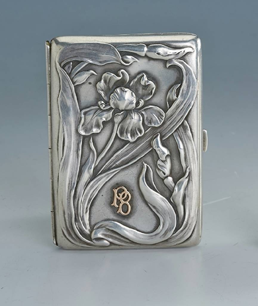 Zigarettenetui, deutsch, wohl Pforzheim um 1900, 800er Silber, Meistermarke unged., reich floral abstrakt verziert, asymm. angeordnet, Reste alter ...