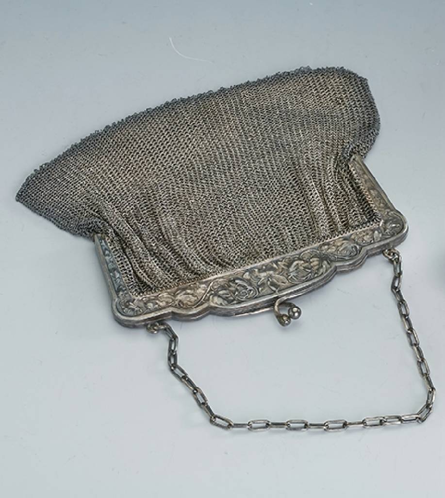 Abendtasche, um 1900, Silber gepr., reiner Jugendstil, Bügel abstrakt-floral verziert, graviert, Kettenmaschen an Aufhän- gung lose, ca. 15 x 15 ...