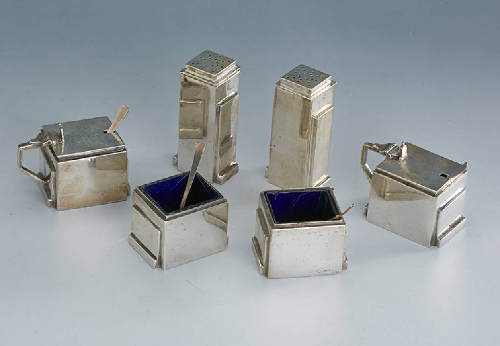 Gewürzset, England, Sheffield um 1935, 925er Silber, reines Art-Deco, best. aus: 2 Pfefferstreuer, 2 Salzschälchen mit blauem Glaseinsatz und 2 ...
