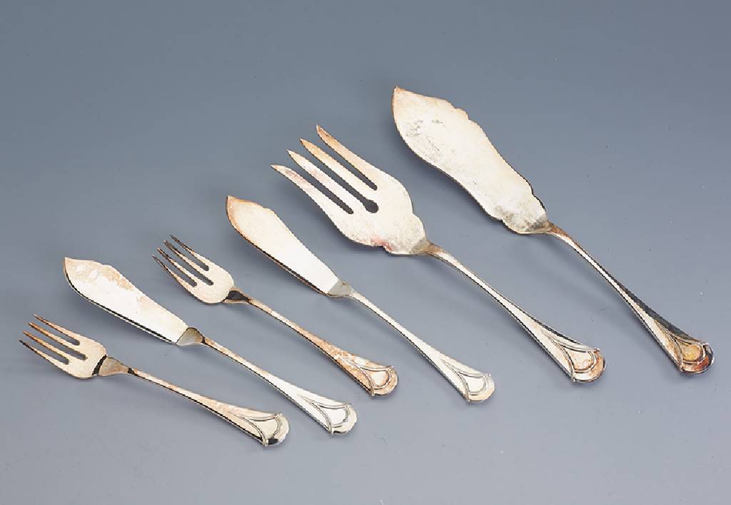 Fischbesteck für 12 Personen, 925er Silber, Italien, best. aus: 12 Fischmesser und 12 Fischgabeln und 2-tlg. Fischvorlegebesteck, total ca. 1615 g, ...