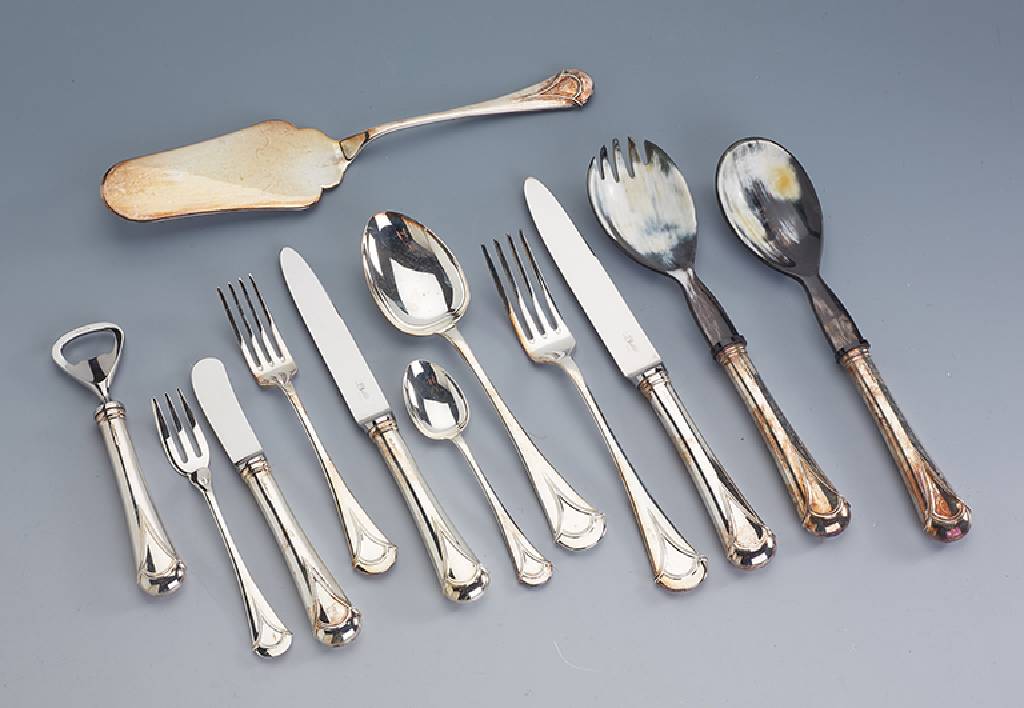 Besteck für 12 Personen, 925er Silber, Italien, best. aus: 12 Menuegabeln, 12 Menuelöffel, 12 Menuemesser (Klingen Stahl, Griffe gefüllt), 12 ...