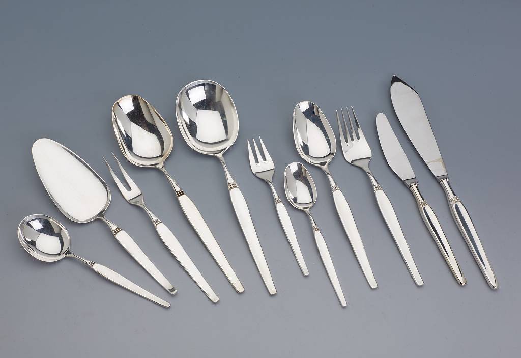 ROBBE & BERKING Besteck für 12 Personen, 800er Silber, Modell Royal, best. aus: 12 Menuemesser (Griffe gefüllt, Klingen Stahl), 12 Menuelöffel, ...
