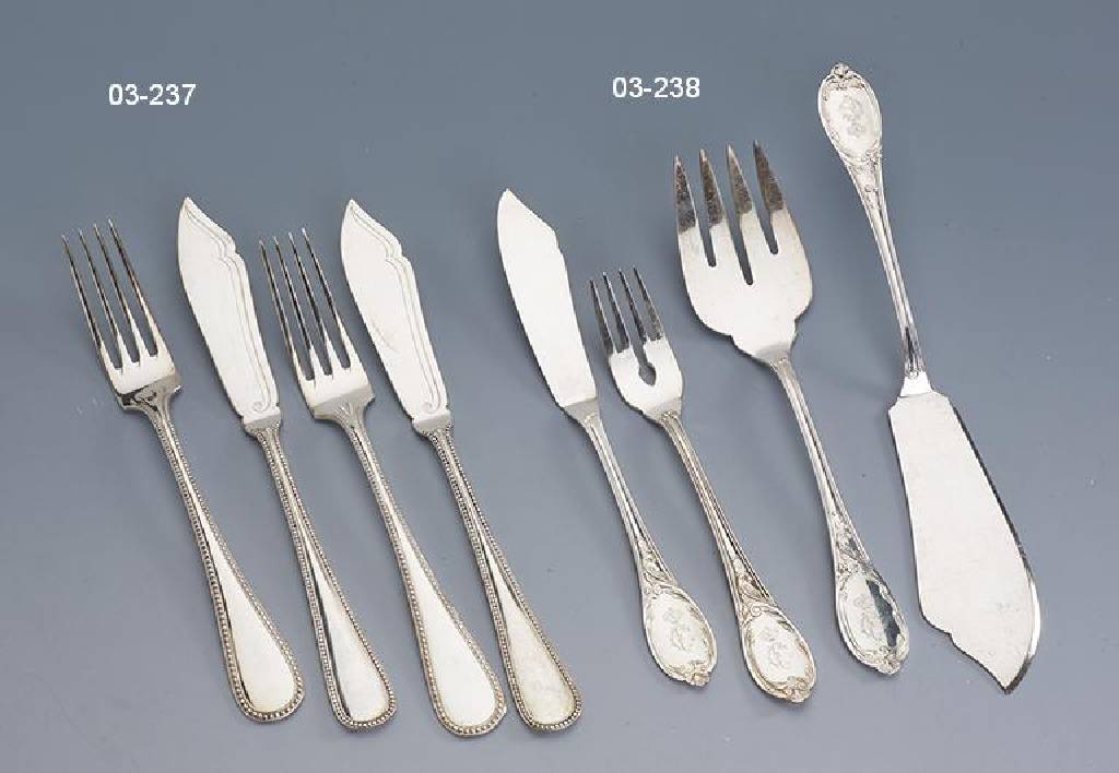 Fischbesteck für 6 Personen, deutsch, 800er Silber, Perlleistenverzierung, rücks. Bes.-Monogr., urspr. nicht zusammen- gehörend, aber sehr gut ...