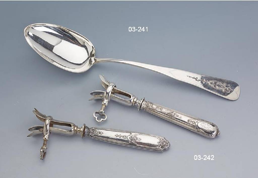 Großer Vorlegelöffel, norddeutsch, Silber, sign. Löck, L. ca. 37 cm, ca. 125 g, Griff floral graviert