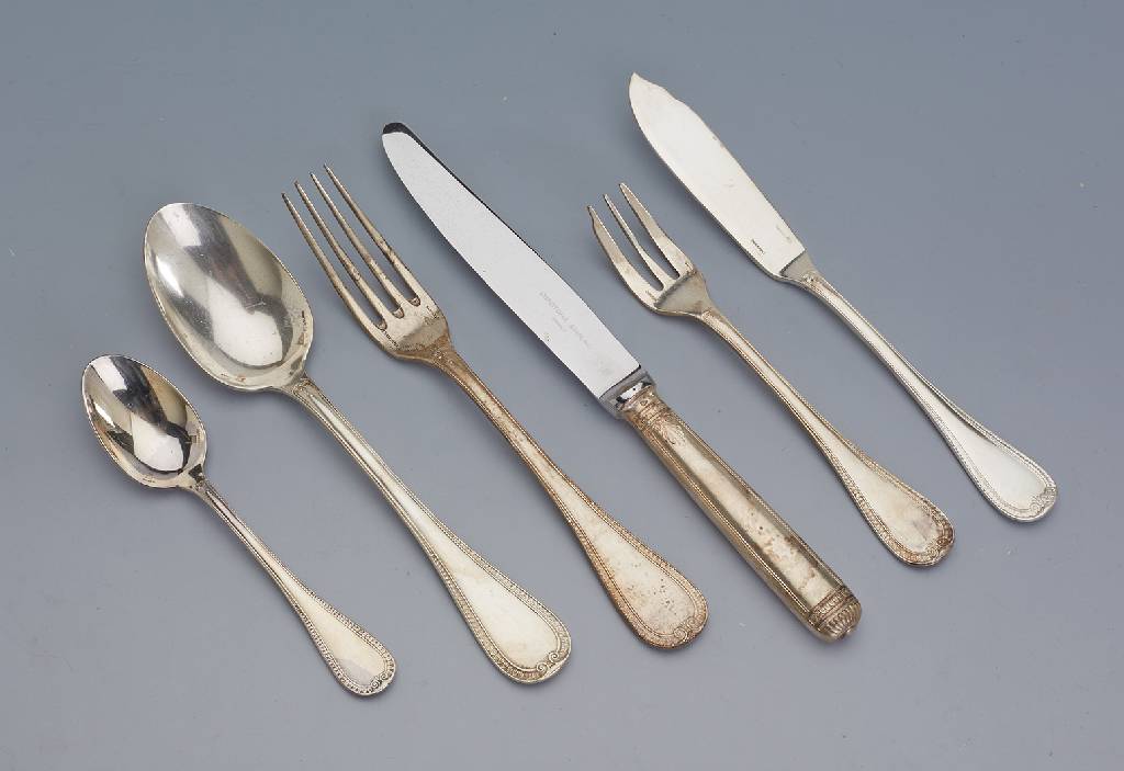 36-teiliges Besteck CHRISTOFLE Paris, 925er Silber, Modell Malmaison, best. aus: 6 Menuemesser (anderes Dekor, Griffe gefüllt, Klingen Stahl), 6 ...