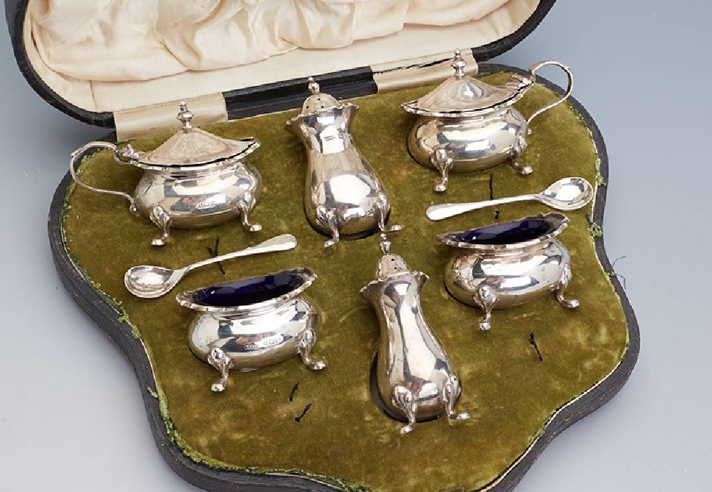 6 Gewürzschälchen und 2 Löffelchen im orig.- Etui, Birmingham um 1911, 925er Silber, Löffel und blaue Glaseinsätze sek., 2 Schäl- chen: Deckel ...