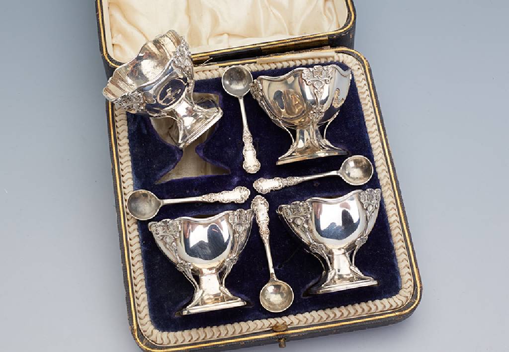 4 Salzschälchen mit Löffelchen im Orig.- Etui, England, Sheffield ab 1905, 925er Silber, abstr. floral verziert, H ca. 5 cm, dekorativ, ...