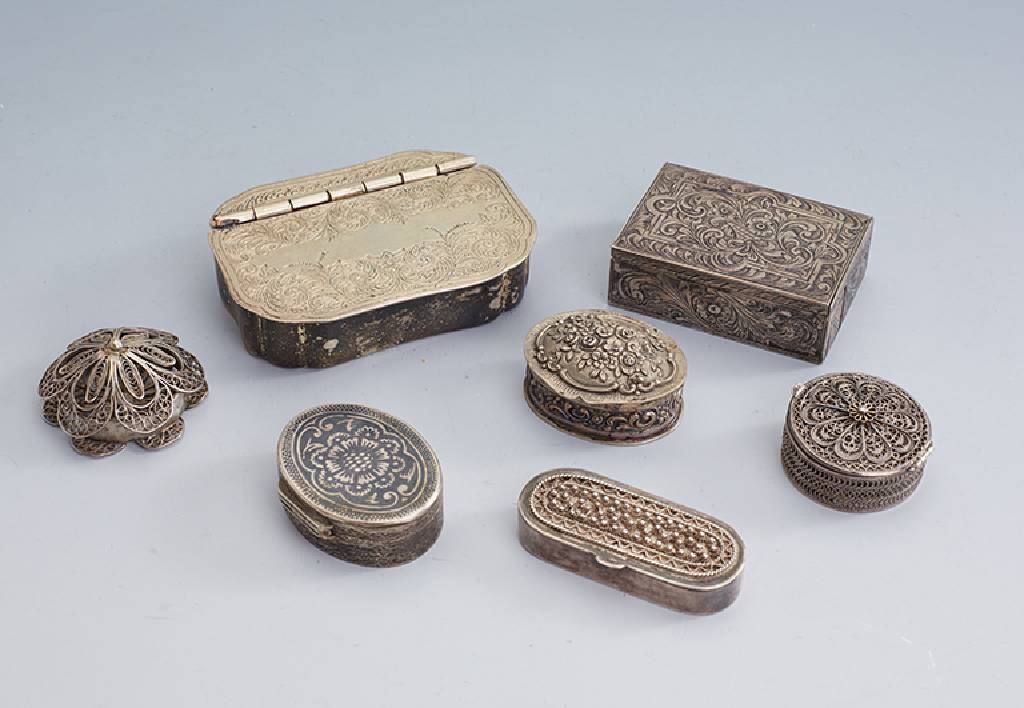 Konvolut 7 Silberdöschen, Russland/deutsch um 1840-1910, Silber gepr., z.T. Filigranarbeit, z.T. granuliert, grav., 1x Puderdöschen mit intergr. ...