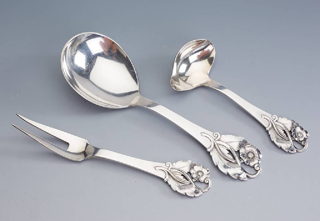 Set 3 Vorlegeteile, Kopenhagen 1949, 830er Silber, Wardeinmarke Siigsgard, florale Griffenden, best. aus: Vorlegelöffel, Saucenkelle und ...