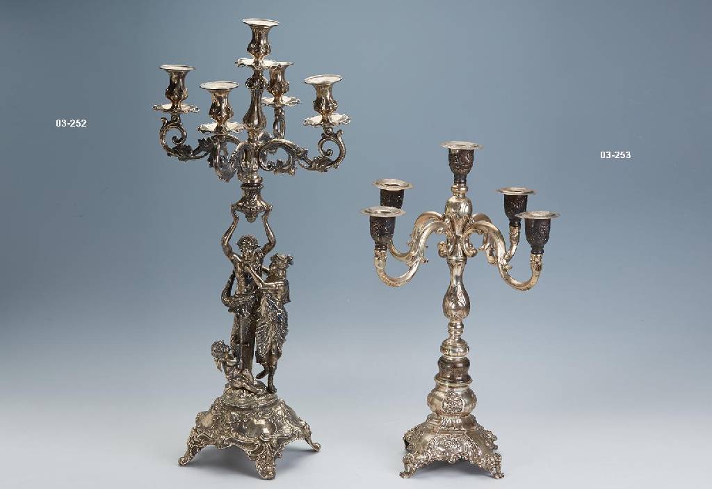 Prunkkerzenleuchter mit Figurenstaffage und Putto, Silber, gepr., reicher Dekor mit Muscheln, Rokaillen, Figurenstaffage und Putto vollplastisch, ...