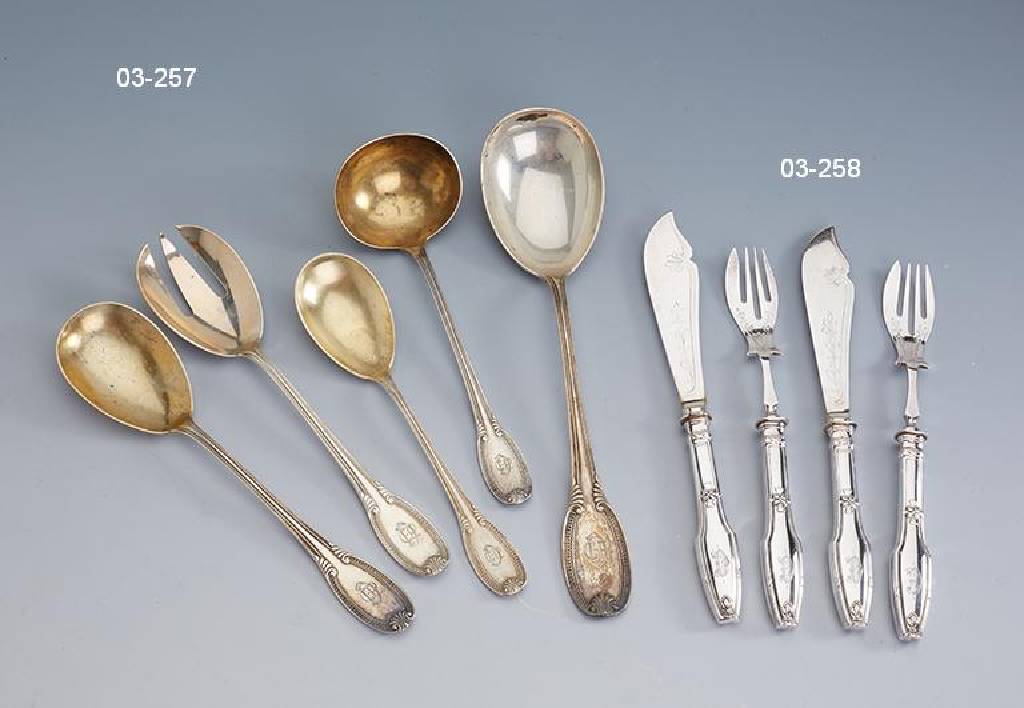 7 Vorlegeteile, Koch & Bergfeld um 1900/05, 800er Silber, Vertreiber Wempe, teil- vergoldet, best. aus: 2 große Vorlegelöffel, 2-teil. ...