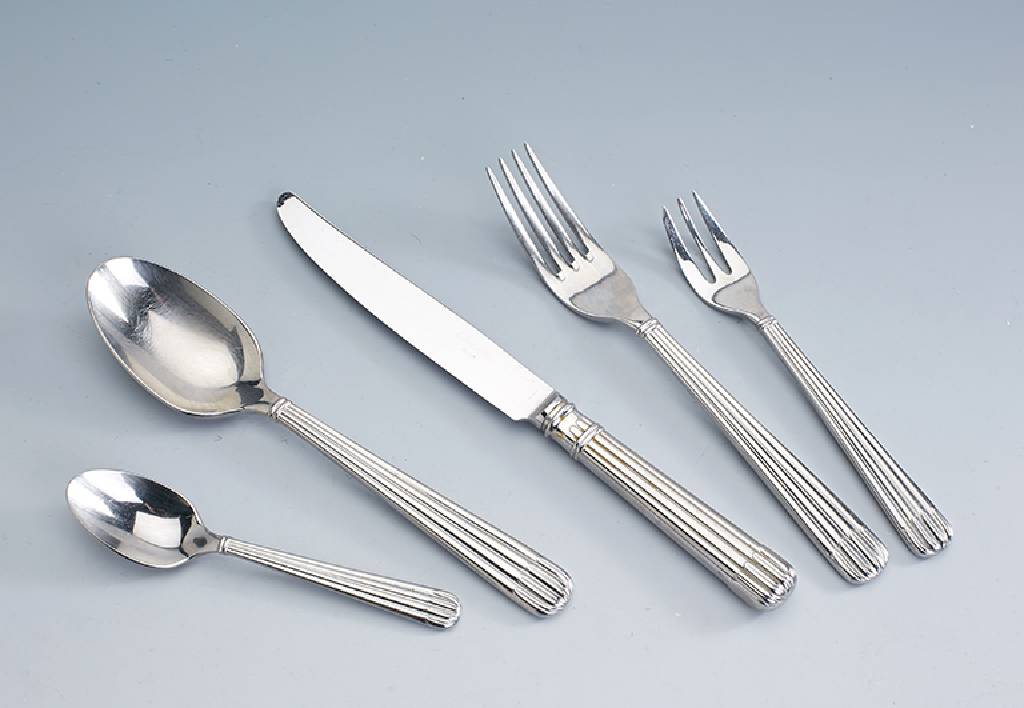 26 Besteckteile CHRISTOFLE, Paris, Modell OSIRIS, versilbert, best. aus: 6 Menue- messer, 3 Menuegabeln, 6 Menuelöffel, 6 Kuchengabeln, 5 ...