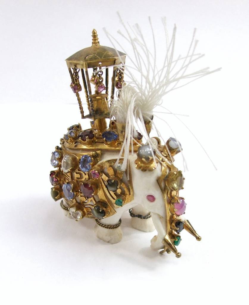 Detail e: Fest-Elefantenpaar, Indien 1930er Jahre, reineHandarbeit, Elfenbein fein geschnitten, sogen. Festelefant zur Feier des Elefantengottes Ganesha in ...