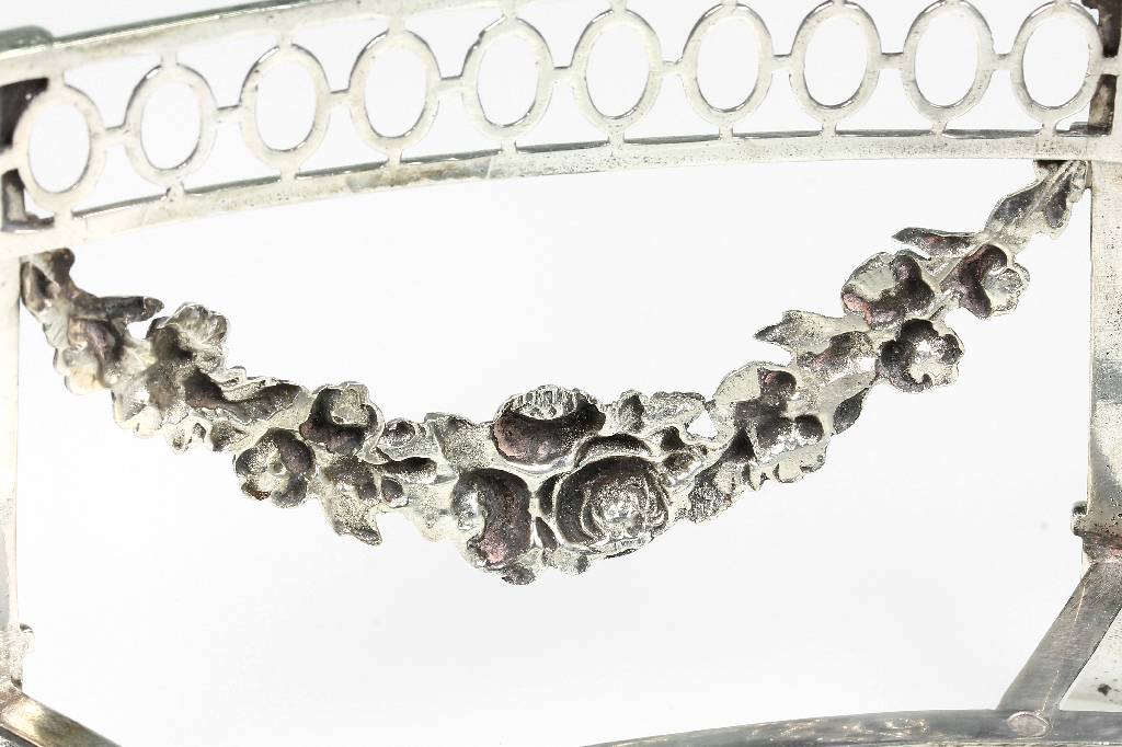 Detail a: Ovale Anbietschale, Niederlande 2. Hälfte 19. Jhd., Monturen Silber, blauer Glaseinsatz original, floraler Girlandendekor, ca. 25 x 17x 9 cm
