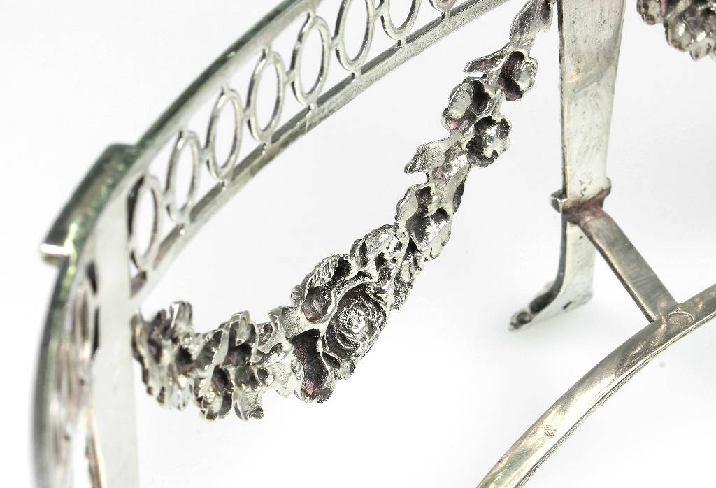 Detail b: Ovale Anbietschale, Niederlande 2. Hälfte 19. Jhd., Monturen Silber, blauer Glaseinsatz original, floraler Girlandendekor, ca. 25 x 17x 9 cm