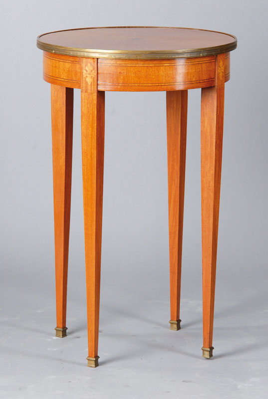 Runder Beistelltisch, Frankreich, um 1930, helles Palisanderfurnier, vielfach gespiegelt,verlegt, Platte m. Stern und Fadenintarsien und Ebenholz, ...