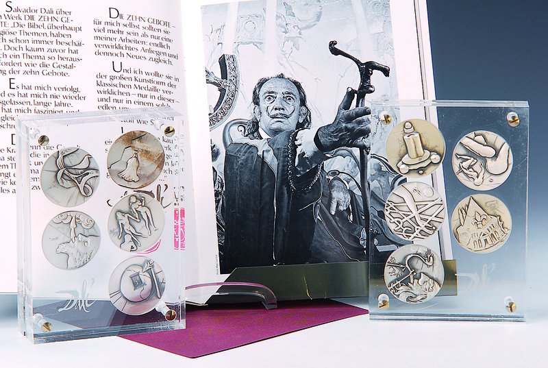 Dali, Salvador, 1904-1989, 10 Medaillen, Sonderprägung 1975, 999.9 Feinsilber, die 10 Geboten, Auflage 12500 Stück, mit orig. Papieren und ...