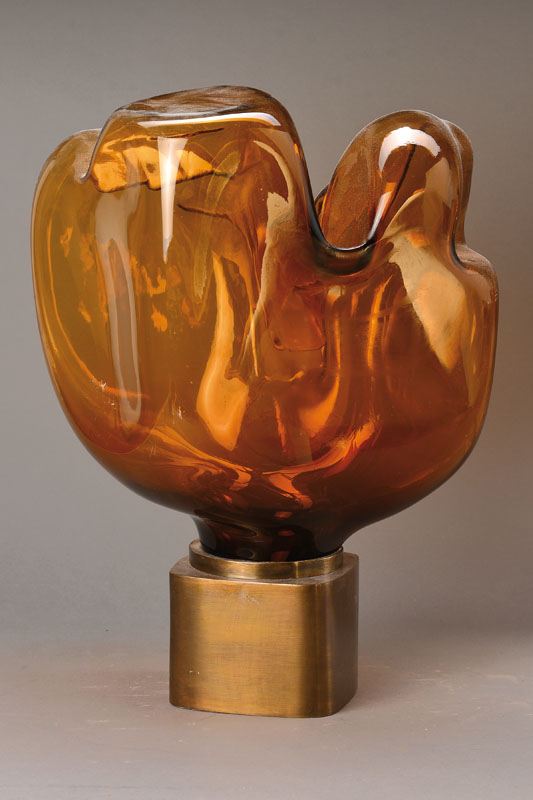 Dana Vachtova, geb. 1937, Objekt, honigbraunes Glas in Form geblasen, im Diamantriss signiert, Metallsockel, Lit.: H. Ricke, Czech Glass 1954-1980, ...