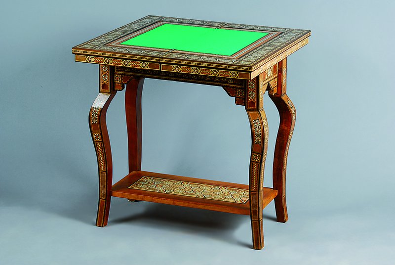 Spieltisch, Syrien, um 1950, Barockstil, fein geometrisierend intersiert, mit versch. Edelhölzern bzw. Mochen, eingefärbt, sog. Feinmosaik, geschw. ...