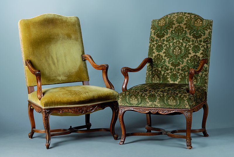 Zwei Armlehnstühle, deutsch, um 1890, Nußbaum massiv, geschnitzt floral, altersbedingte Gebr.-schäden, 105 x 69 x 72 cm/105 x 66 x 70 cm