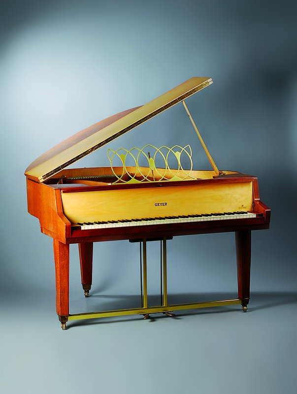 Stutzflügel, Adolph Geyer Eisenberg, um 1965 , Nußbaumfurnier, Ahorn, Bespannung komplett, verstimmt, Gebr.-sp., ca. 99x145x136 cm