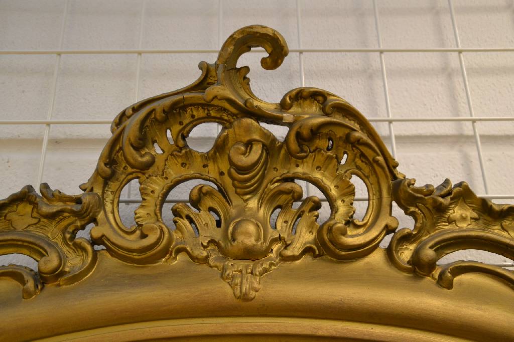 Detail a: Großer Wandspiegel, deutsch, um 1860/70, Holz gestuckt, Fassung erneuert, reich verziert, kleine Fehlstellen am Stuck, teilrest., ca. 168 x 87 cm