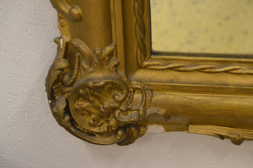 Detail b: Großer Wandspiegel, deutsch, um 1860/70, Holz gestuckt, Fassung erneuert, reich verziert, kleine Fehlstellen am Stuck, teilrest., ca. 168 x 87 cm