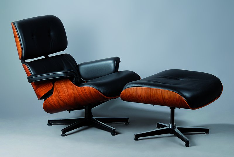 Lounge Chair mit Hocker von Ray and Charles Eames, Ausführung bei Classic Design Italia, 2006, nach den Entwürfen von 1956, schwarzes Leder, guter ...