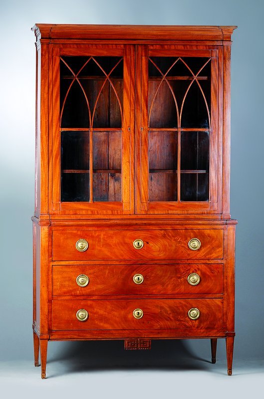 Aufsatzvitrine, um 1850, Mahagoni furniert und z.T. massiv, typisch klassizistische Messingbeschläge, Vitrinenglas versproßt, Tür mit ...