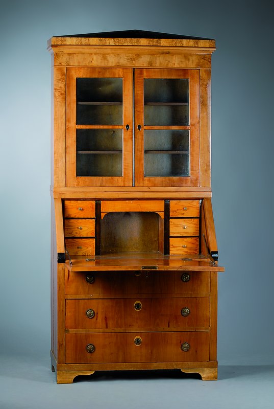 Aufsatzvitrine, Biedermeier, süddeutsch, Kirsch- u. Birkenholz, Kranz später, teilrestauriert, Beschläge neu, Reste alten Wurmbefalls, ...