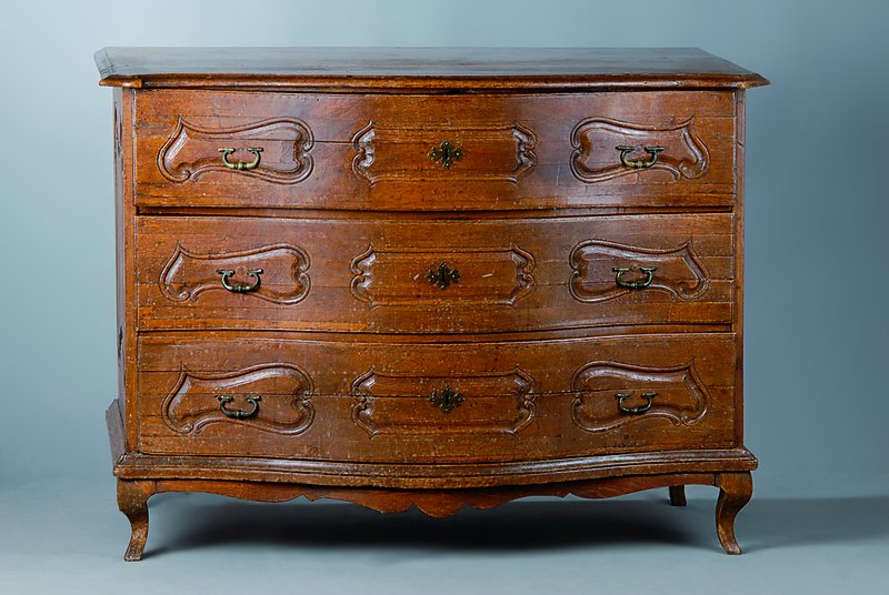 Barockkommode, um 1750, Eiche, geschweift, original Beschläge, schwundrissig, ca. 123x62x92 cm