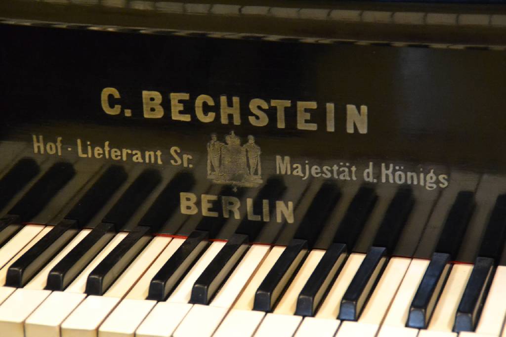 Detail a: Flügel, C.Bechstein Berlin, um die Jahrhundertwende, schwarz gelackt, sparsameAkanthusblatt-, Stern- und Volutenschnitzereien, 8-eckige konisch ...