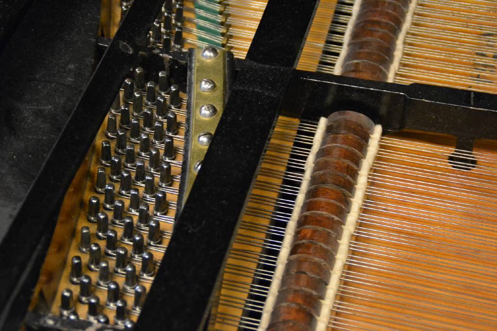 Detail c: Flügel, C.Bechstein Berlin, um die Jahrhundertwende, schwarz gelackt, sparsameAkanthusblatt-, Stern- und Volutenschnitzereien, 8-eckige konisch ...
