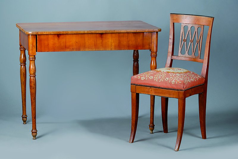 Damenschreibtisch u. Stuhl, süddeutsch um 1835, Tisch: Kirschbaum, dickes Sägefunier, 1-Schübig, Beine fein gedrechselt, originaler Zustand, ...